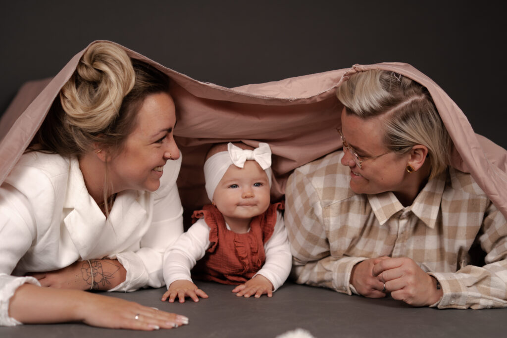 Familienshooting Outfit Tipps: 7 Tipps für harmonische Familienfotos 3 73R08370 12