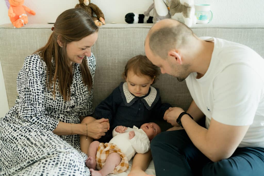 Newborn Shooting Köln: Alles was Ihr über Neugeborenenfotos wissen müsst 9 ch ch familie 052025 TK309158 scaled 1