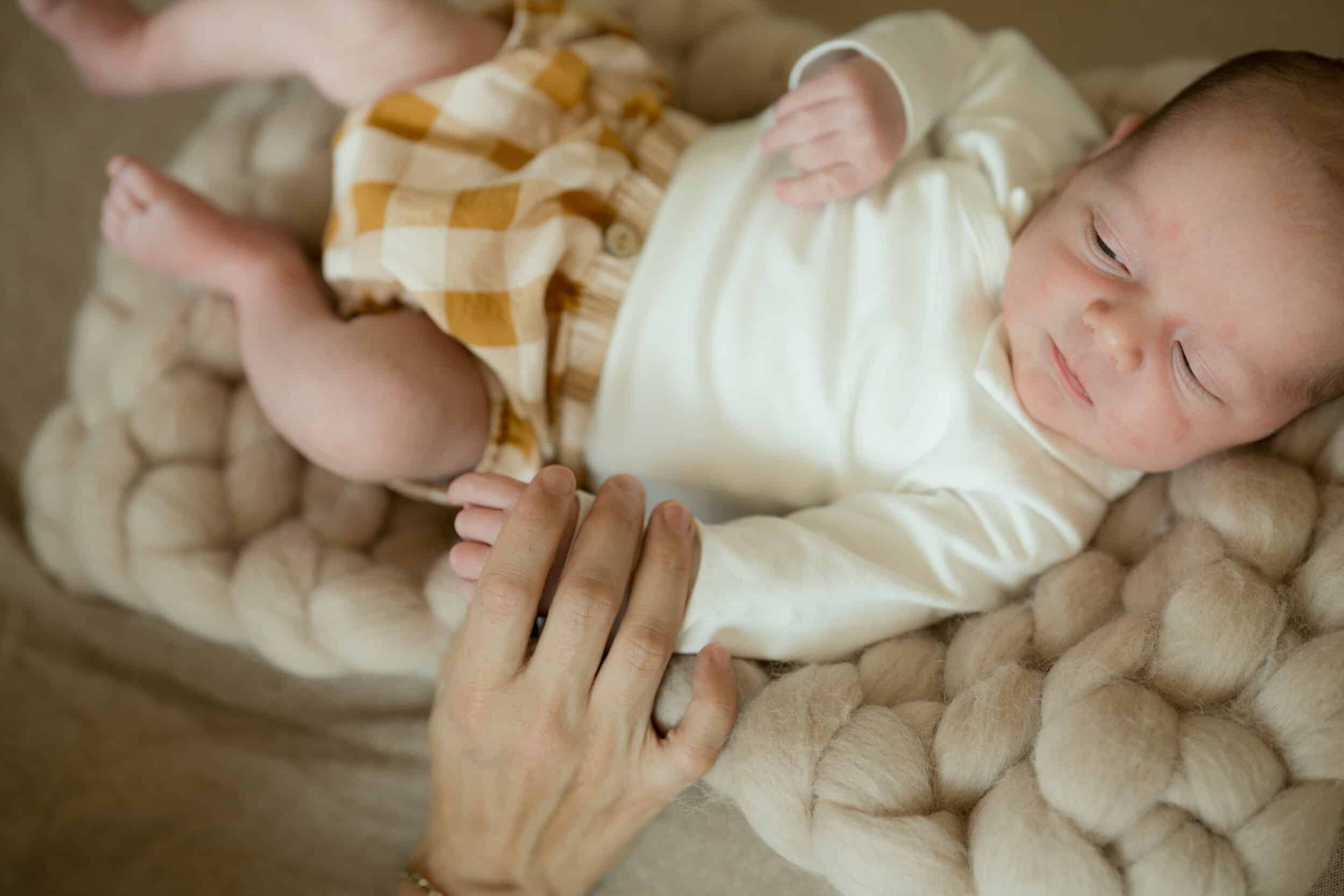 Newborn Shooting Köln: Alles was Ihr über Neugeborenenfotos wissen müsst 12 ch ch familie 052025 MA 8872 scaled 1