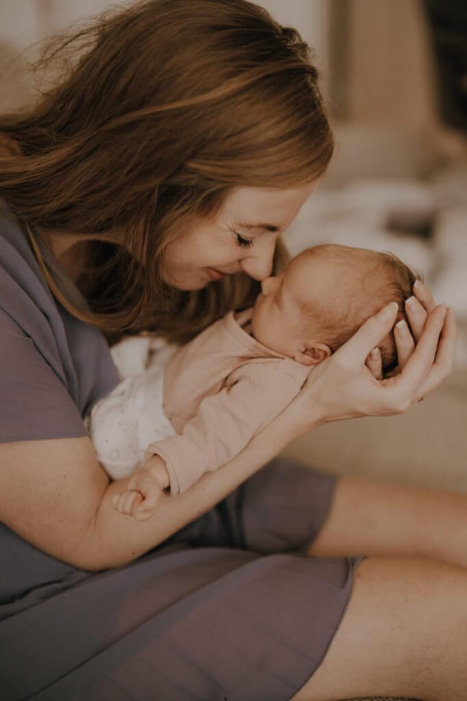 Newborn Shooting Köln: Alles was Ihr über Neugeborenenfotos wissen müsst 7 so jo newb 082025 TK28028 2 scaled 1