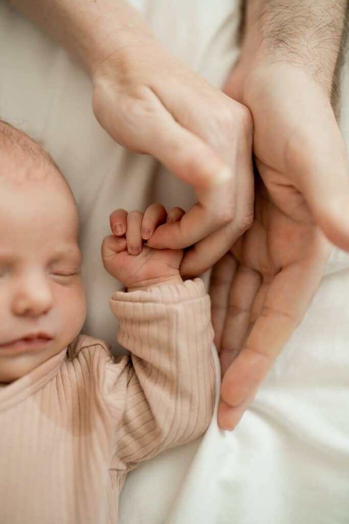 Newborn Shooting Köln: Alles was Ihr über Neugeborenenfotos wissen müsst 8 so jo newb 082025 TK28181 scaled 1